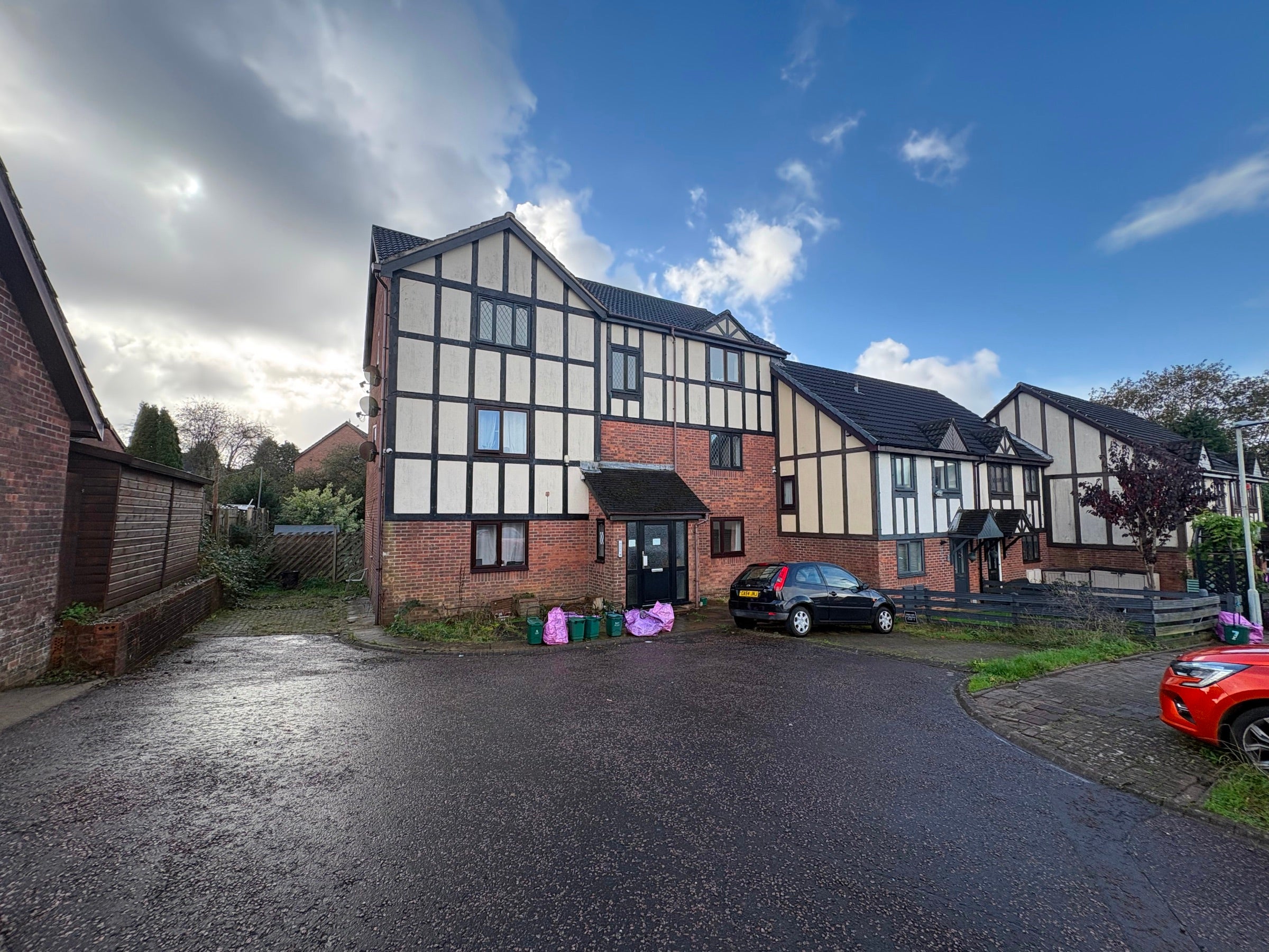 Flat Cranmer Court in Swansea