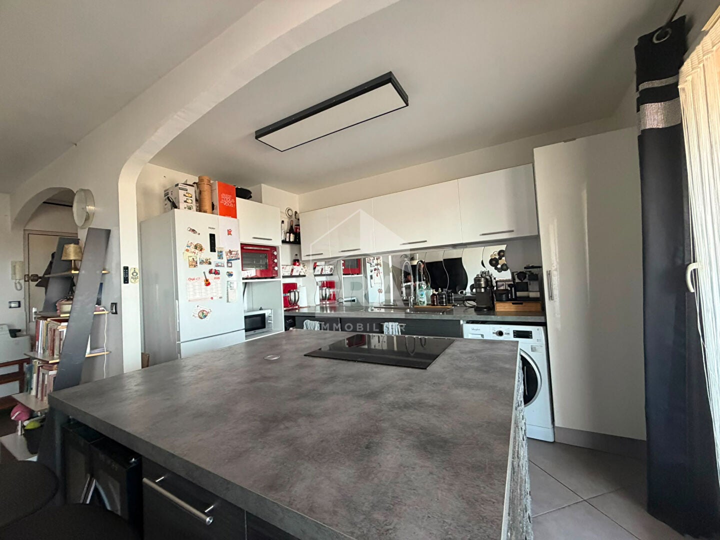 Flat Corniche Fahnestock in Saint-Laurent-du-Var