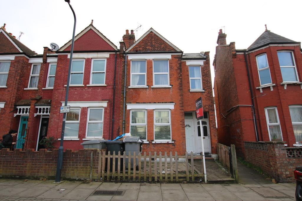 Flat Dalmeyer Road in Greater London