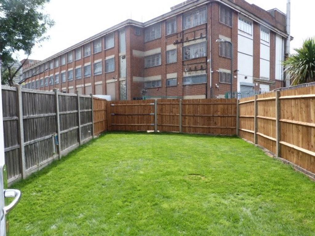 Flat Dalmeyer Road in Greater London