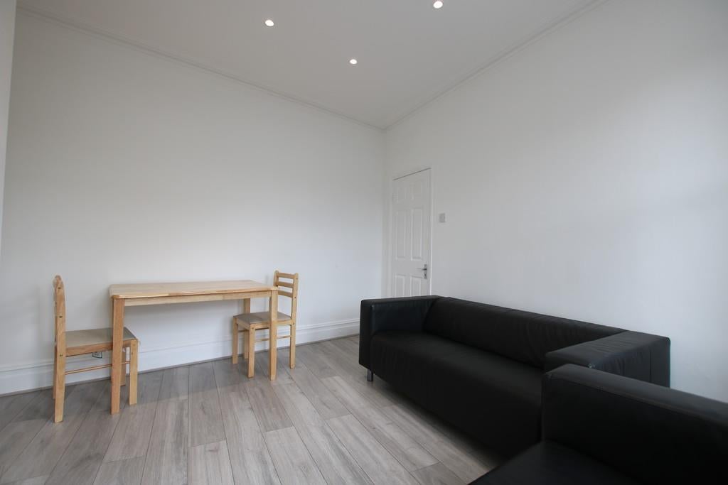 Flat Dalmeyer Road in Greater London