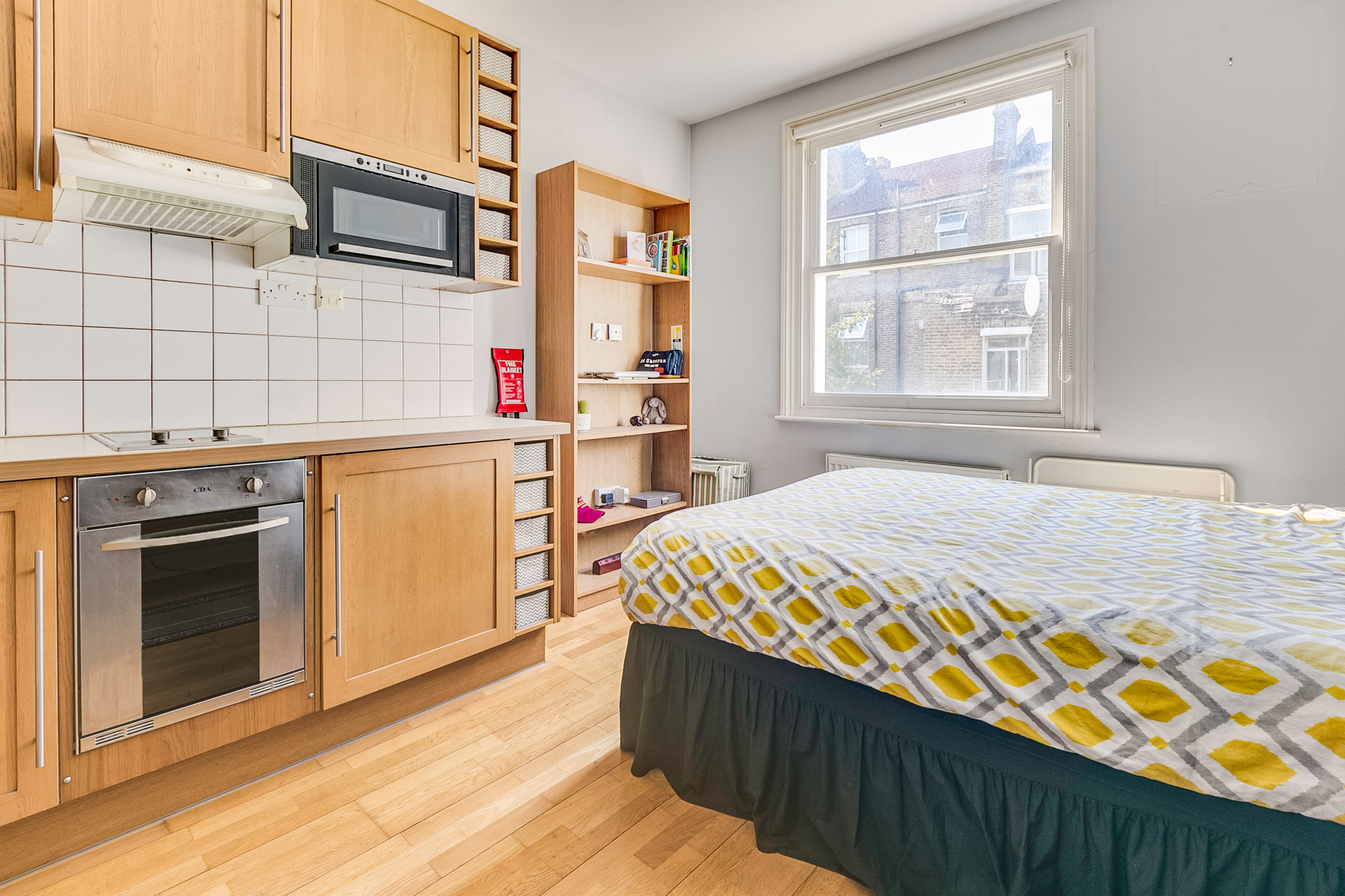 Flat Warbeck Road in Greater London