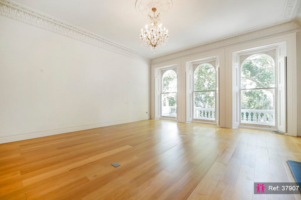 Flat Cornwall Gardens in Greater London