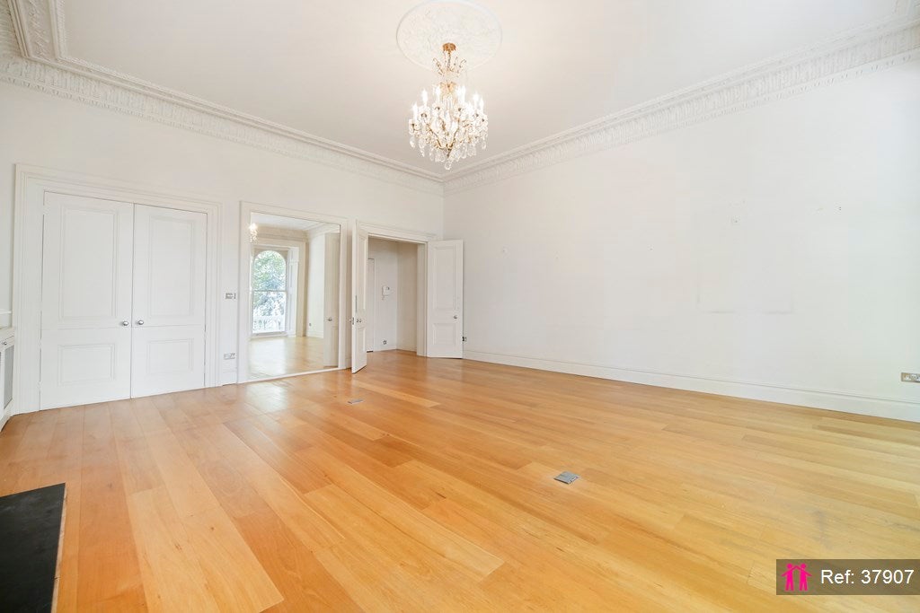 Flat Cornwall Gardens in Greater London