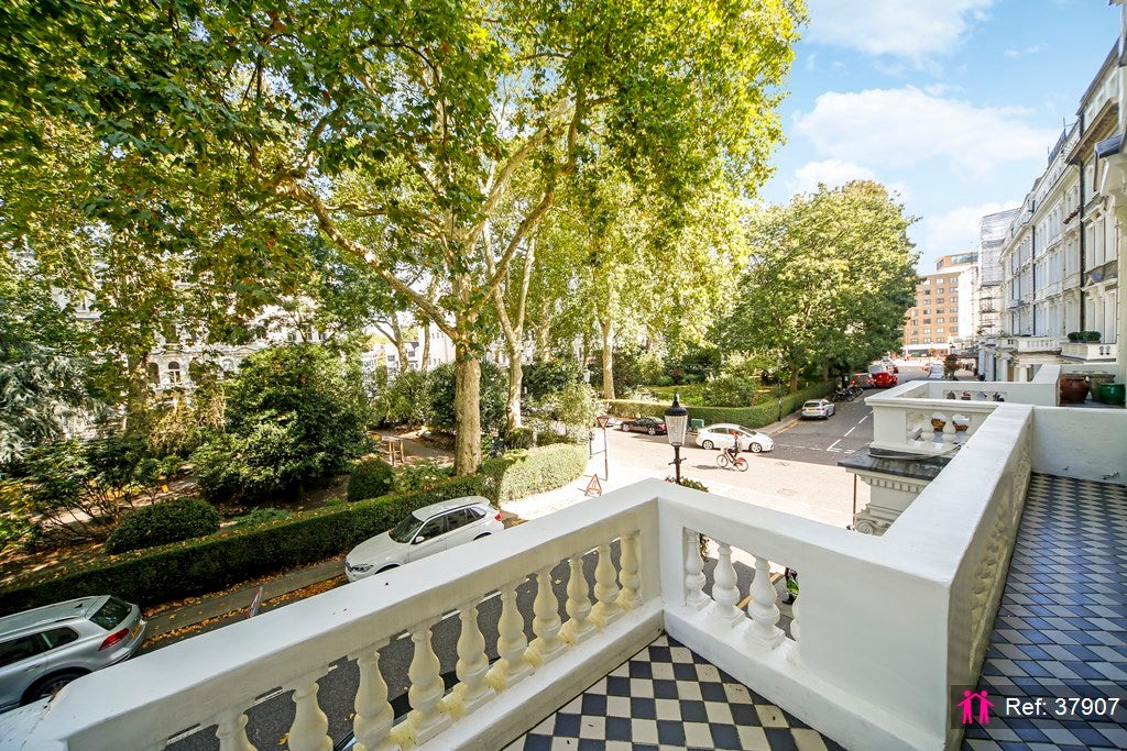 Flat Cornwall Gardens in Greater London