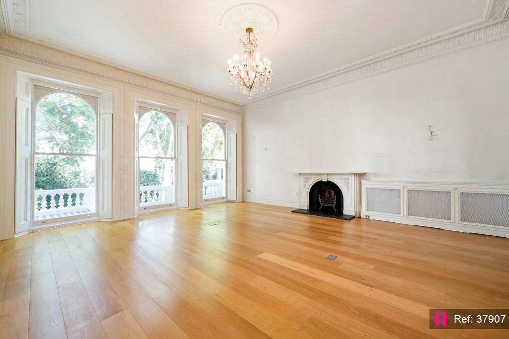 Flat Cornwall Gardens in Greater London