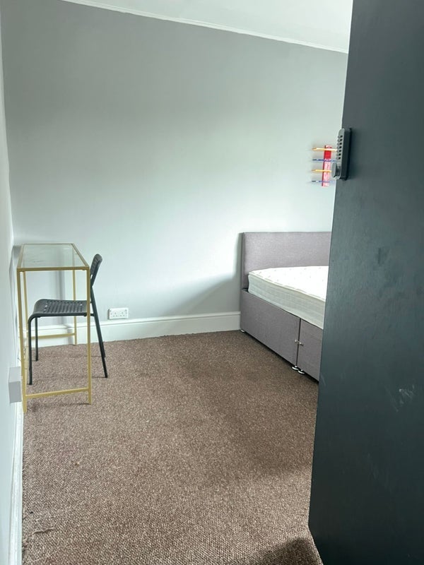 Room Woodstock Road in Greater London