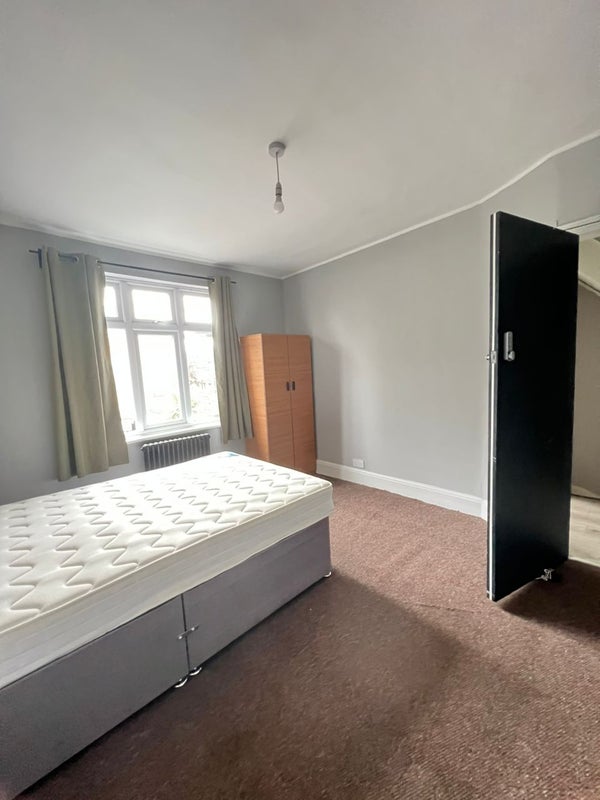 Room Woodstock Road in Greater London