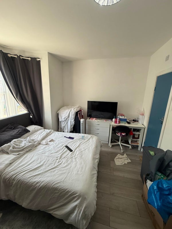 Room Plumstead High Street in Greater London