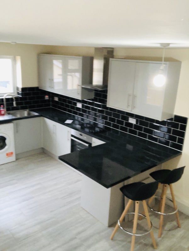 Room Plumstead High Street in Greater London