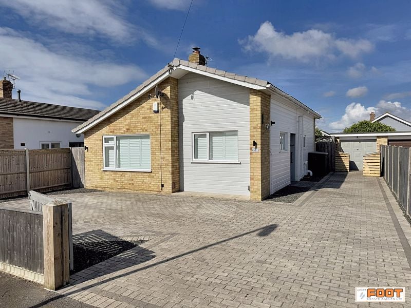 House Ashwood Close in Hayling Island