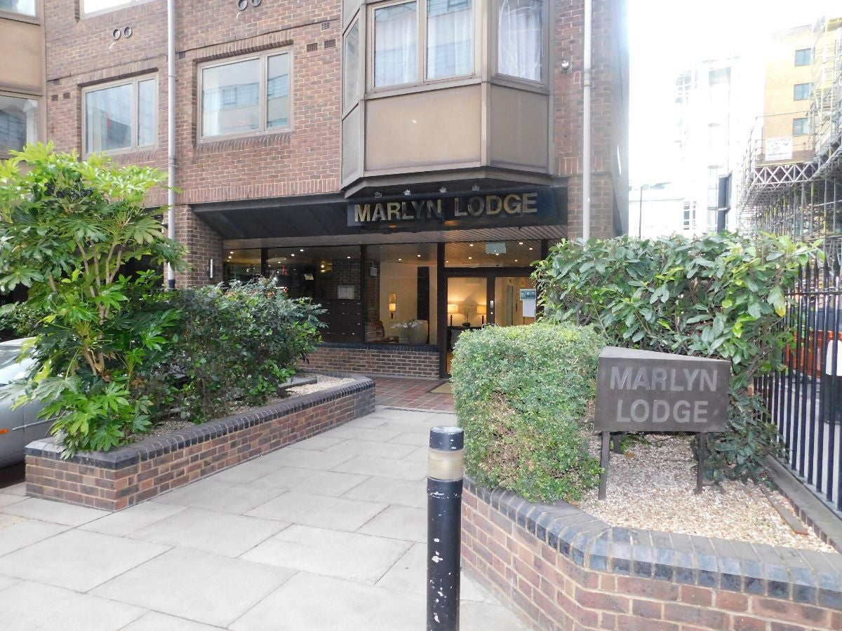 Flat Portsoken Street in City of London