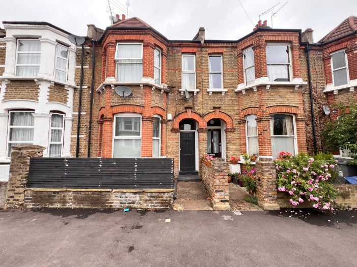 Flat Ashburnham Road in London