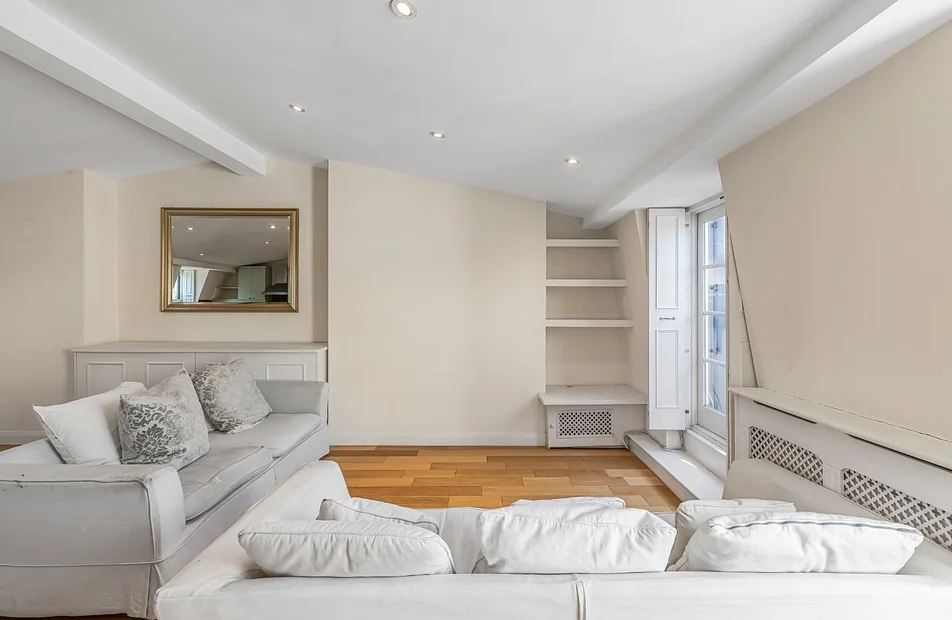 Flat Warwick Gardens in London