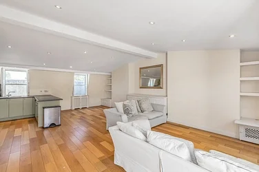 Flat Warwick Gardens in London
