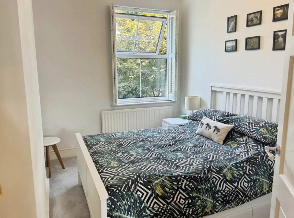 Flat Sycamore Grove in Greater London