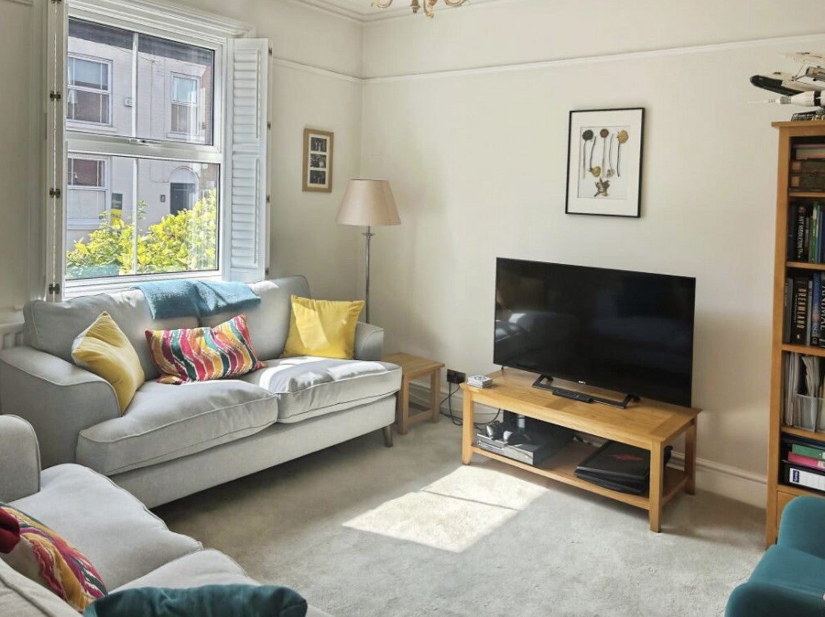 Flat Sycamore Grove in Greater London