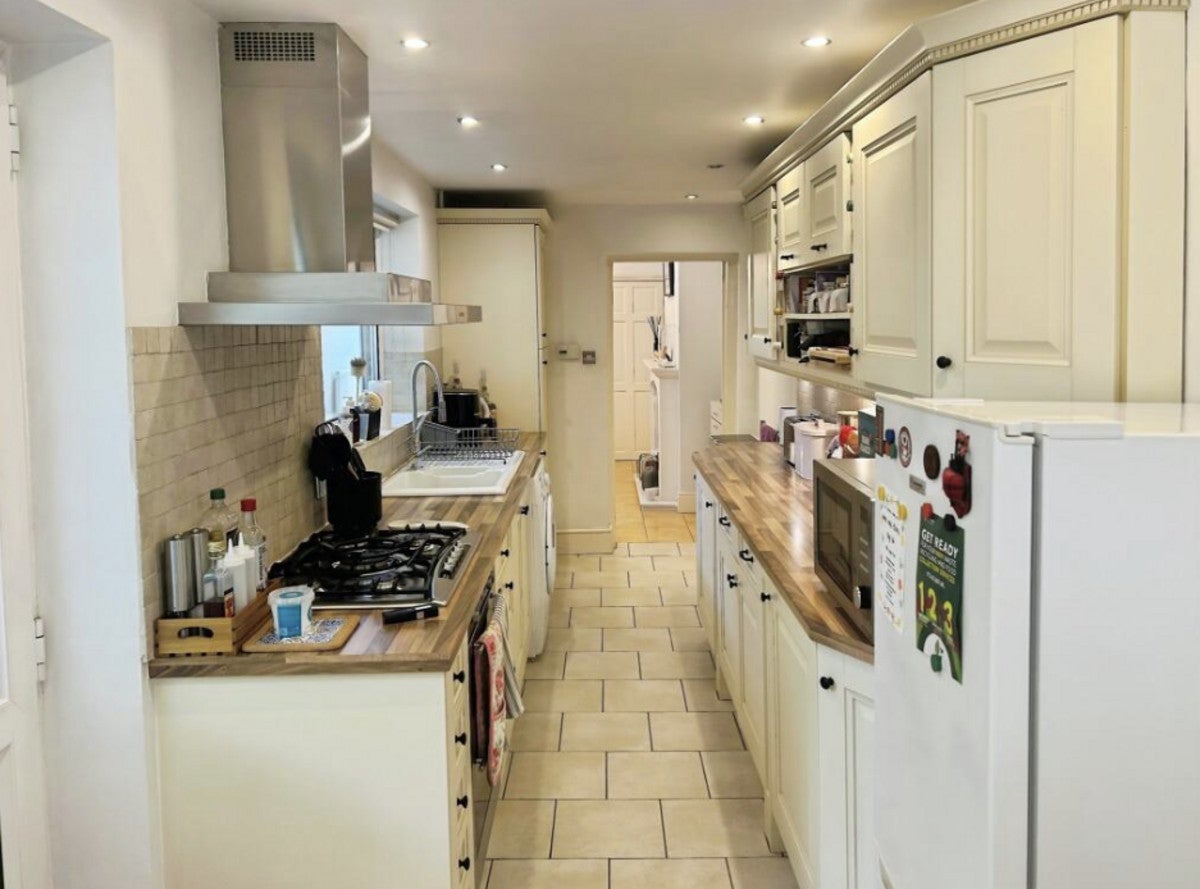 Flat Sycamore Grove in Greater London