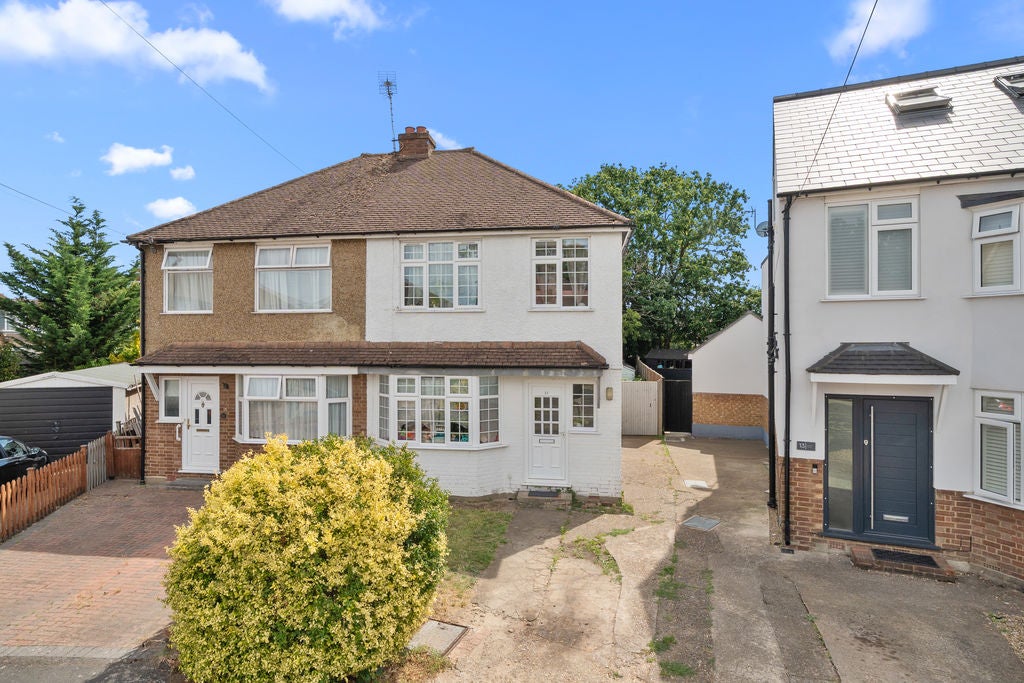 House Fairfax Close in Elmbridge