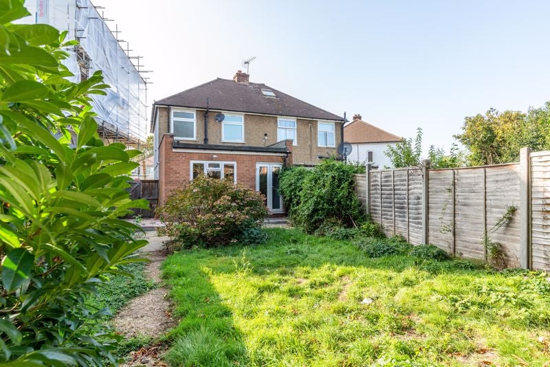 House Fairfax Close in Elmbridge