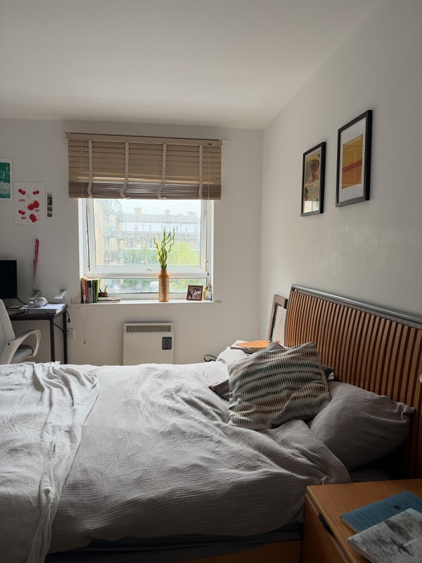 Flat Rotherhithe Street in Greater London