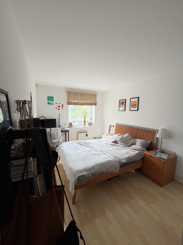 Flat Rotherhithe Street in Greater London