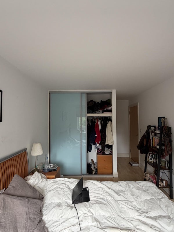 Flat Rotherhithe Street in Greater London