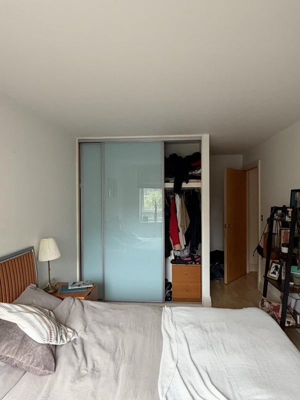 Flat Rotherhithe Street in Greater London
