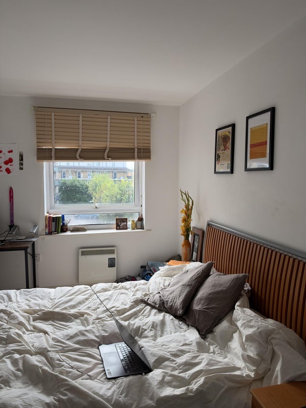 Flat Rotherhithe Street in Greater London
