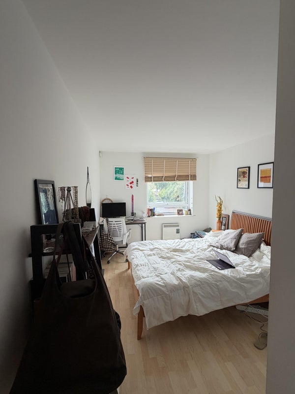 Flat Rotherhithe Street in Greater London