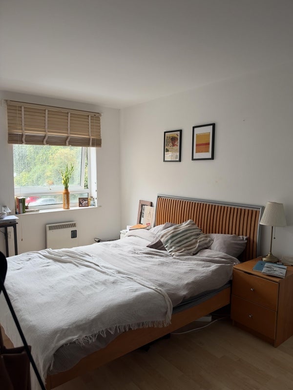 Flat Rotherhithe Street in Greater London