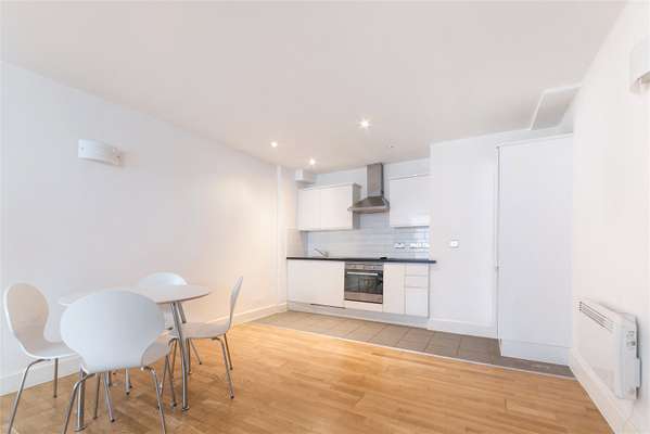 Flat Artichoke Hill in Greater London