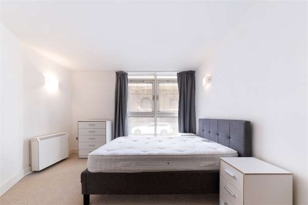 Flat Artichoke Hill in Greater London