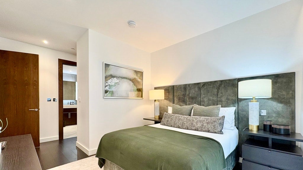 Flat Ponton Road in Greater London