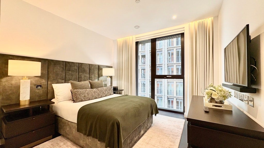 Flat Ponton Road in Greater London