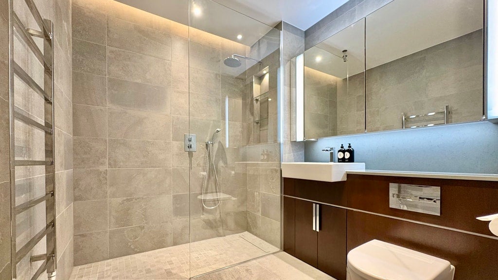 Flat Ponton Road in Greater London