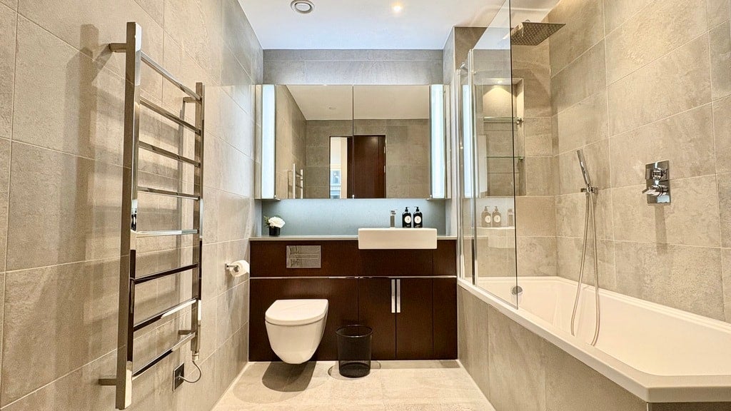 Flat Ponton Road in Greater London