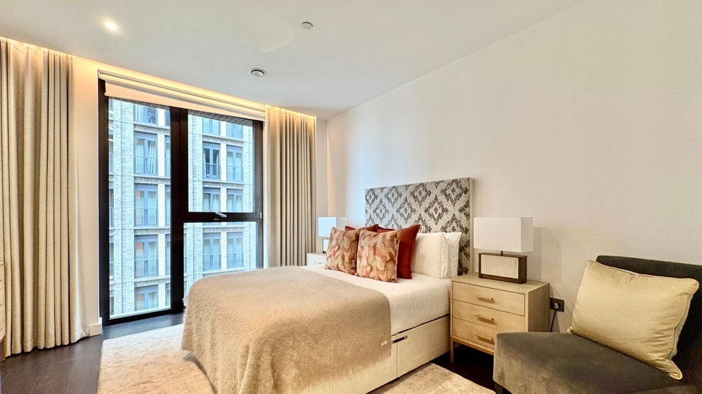 Flat Ponton Road in Greater London
