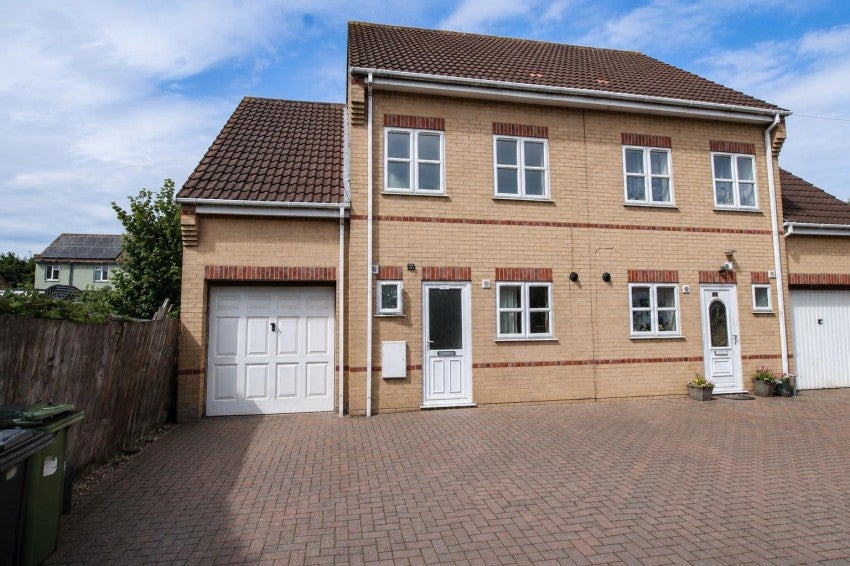 House De Bec Close in Peterborough