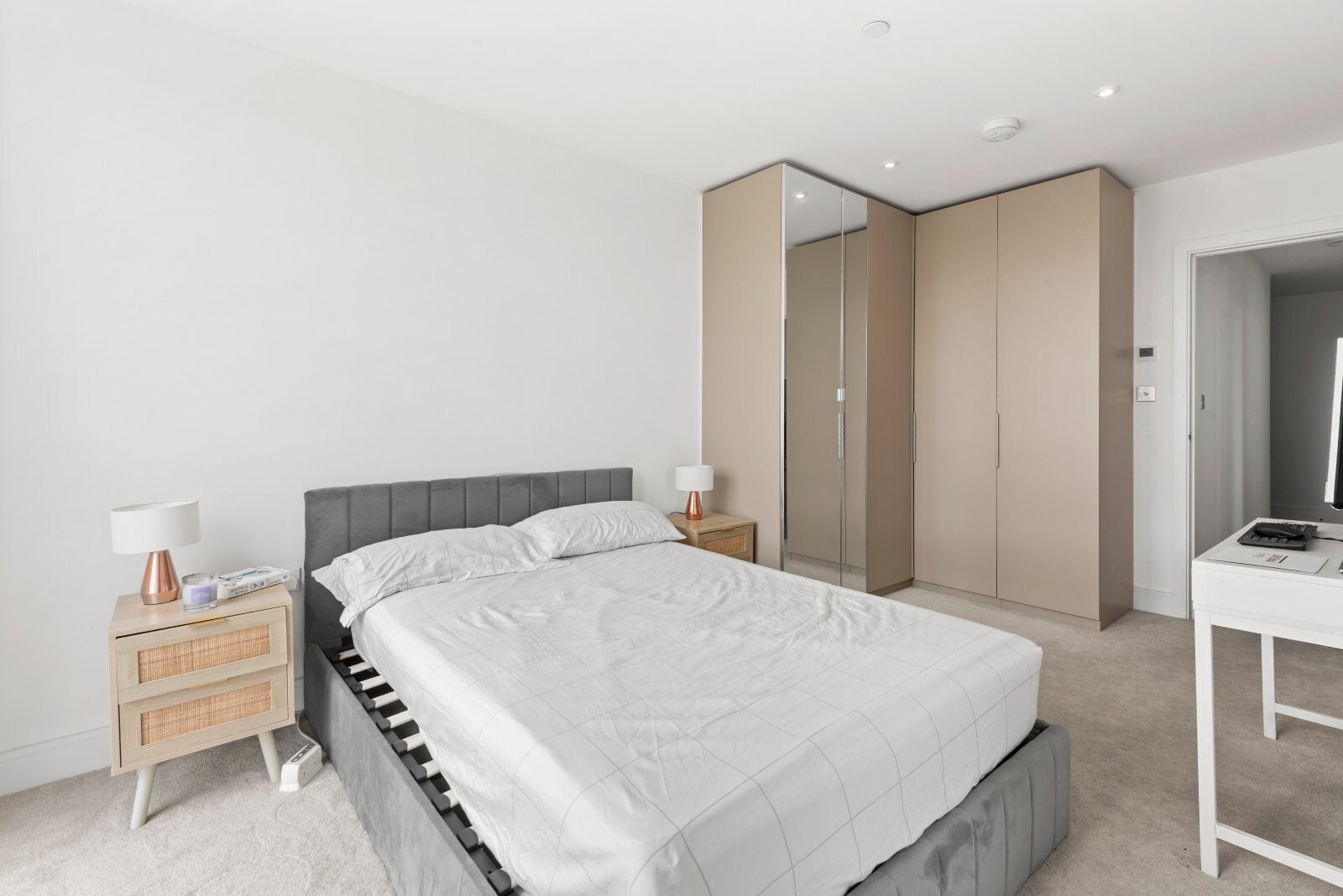 Flat Yelverton Road in Greater London