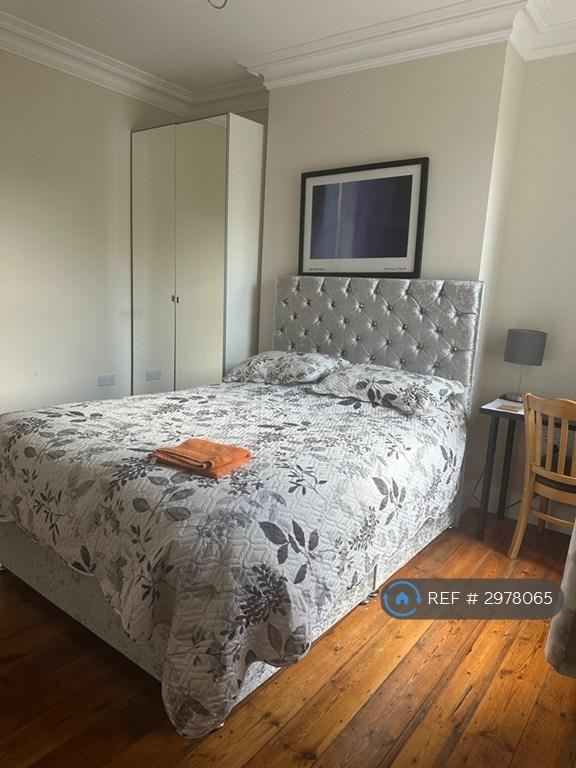 Room Hazeldean Road in Greater London