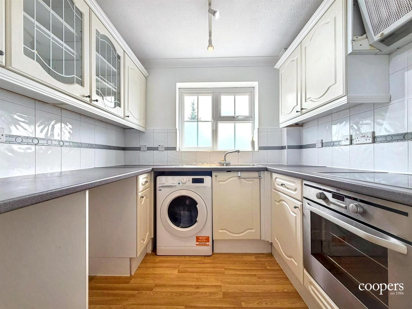Flat Saint Peter's Close in Greater London