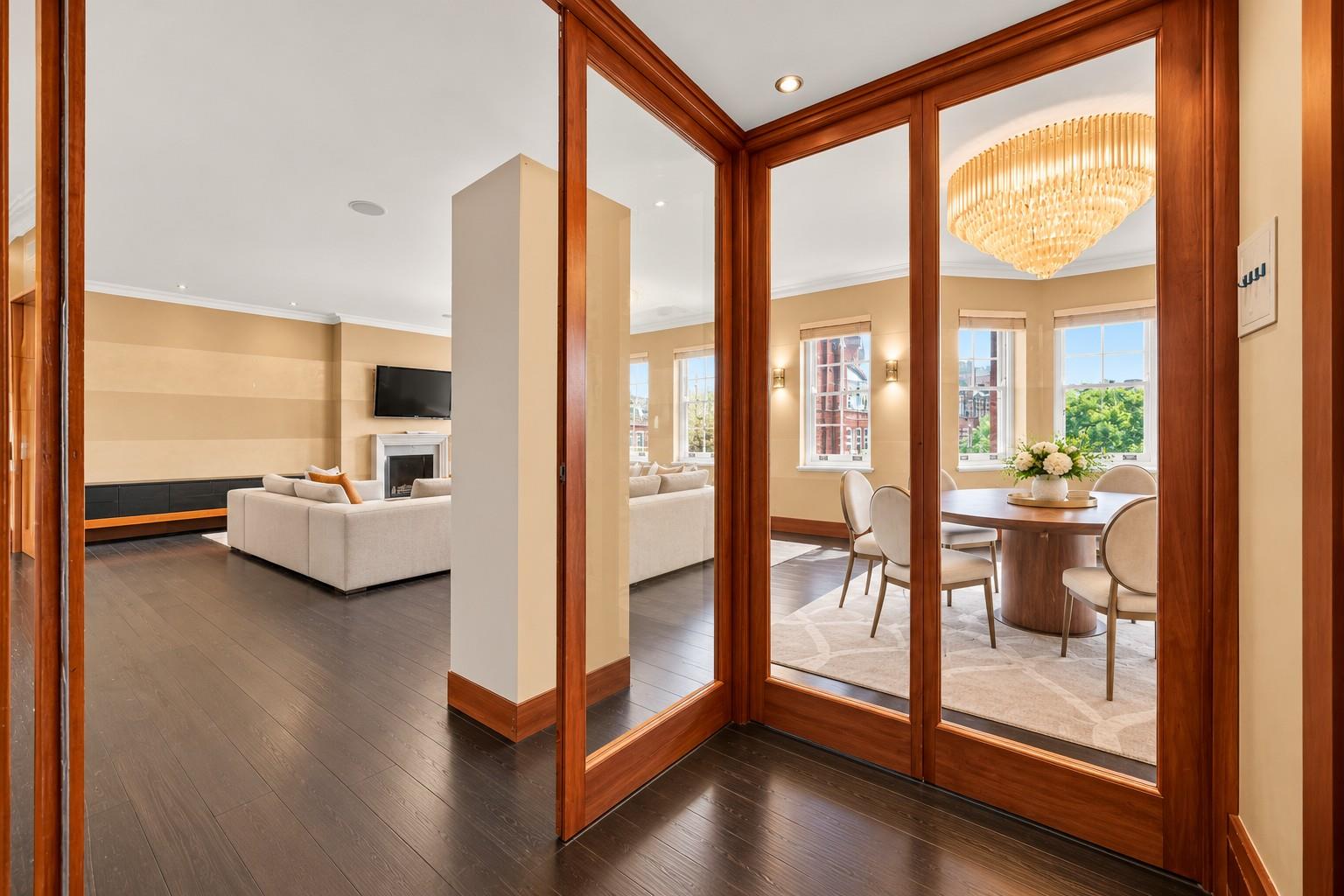 Flat Kensington Court in Greater London