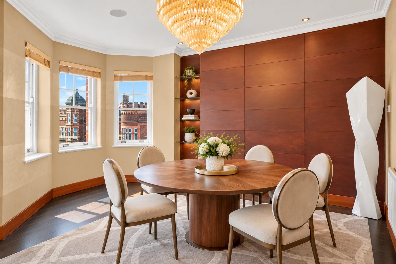 Flat Kensington Court in Greater London