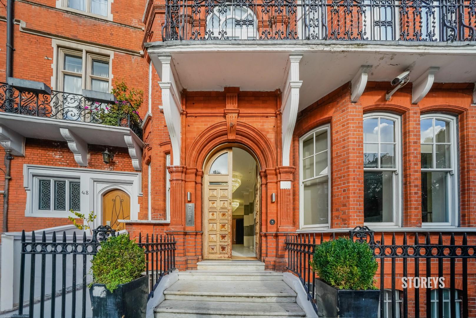 Flat Kensington Court in Greater London