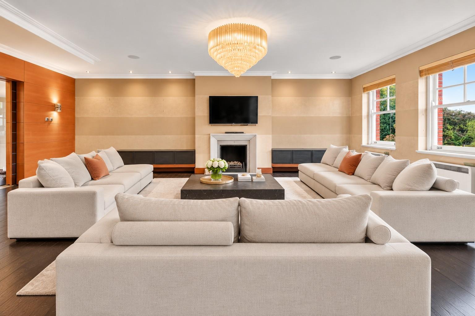 Flat Kensington Court in Greater London
