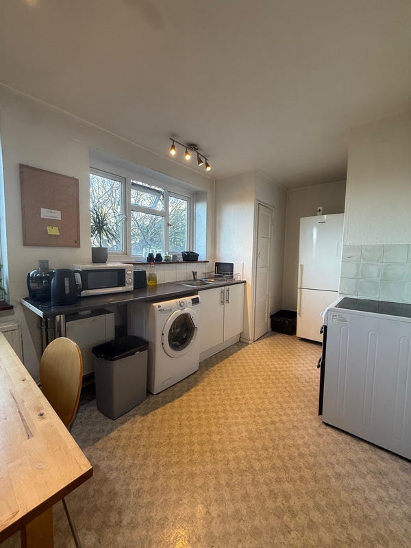 Room Oakley Avenue in Greater London