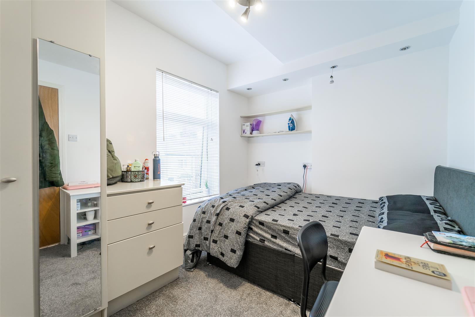Flat Harborne Park Road in Birmingham