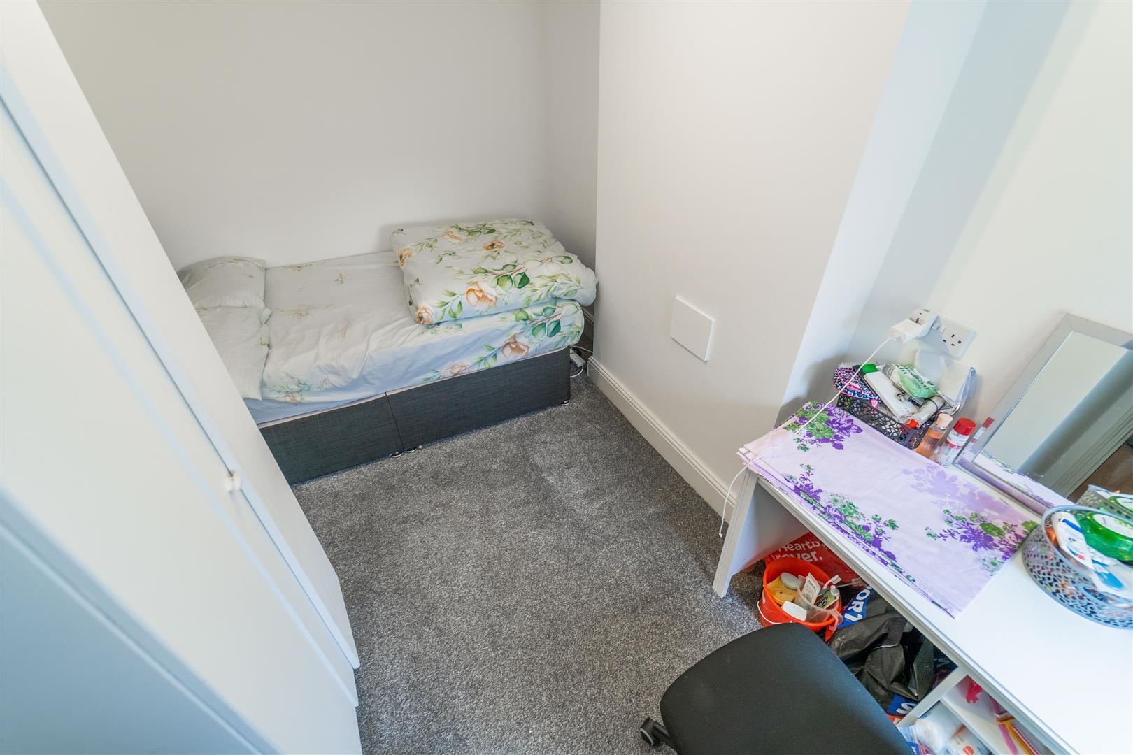 Flat Harborne Park Road in Birmingham
