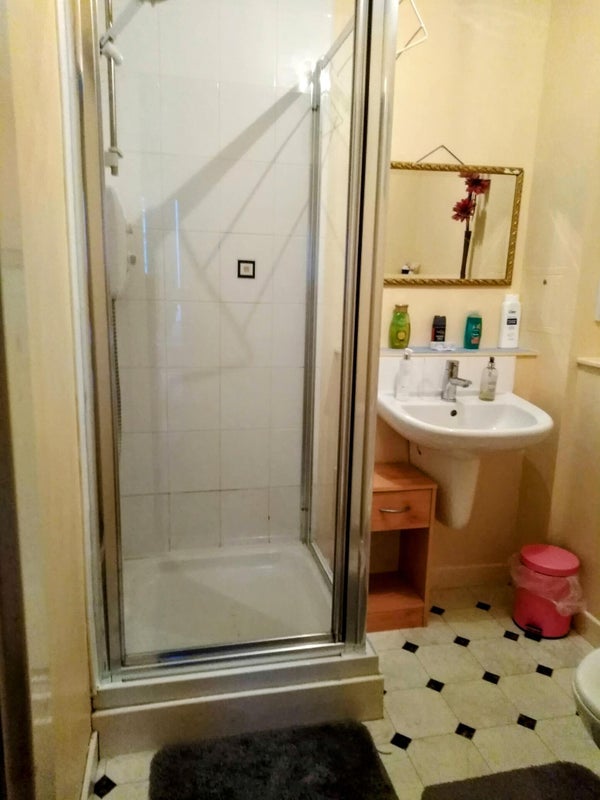Room Finlay Drive in Glasgow